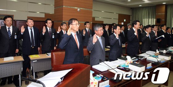 본문 이미지 - 임정혁 서울고검장을 비롯한 검사장들이 21일 서울고등검찰청에서 열린 국회 법제사법위원회 국정감사에서 선서하고 있다. 2013.10.21/뉴스1 © News1 허경 기자