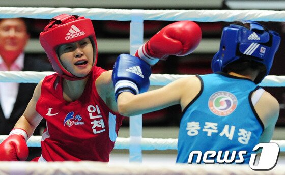 본문 이미지 - 배우 복서 이시영(31 인천시청)이 21일 인천시 남구 도원실내체육관에서 열린 제94회 전국체육대회 여자 일반부 플라이급(51kg) 8강전에서 만난 김하율(충주시청)을 노려보고 있다. 이날 경기에서 이시영은 김하율에 판정패 했다. 2013.10.21/뉴스1 © News1   신창원 기자