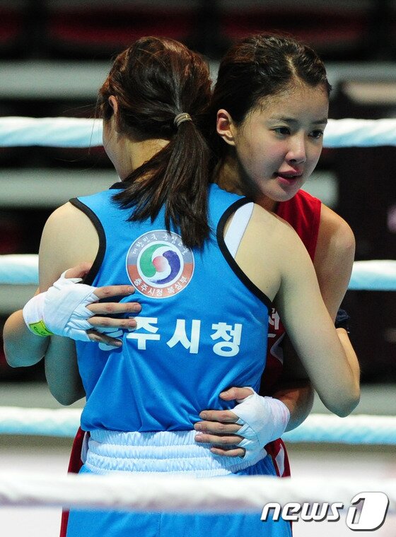 본문 이미지 - 배우 복서 이시영(31 인천시청)이 21일 인천시 남구 도원실내체육관에서 열린 제94회 전국체육대회 여자 일반부 플라이급(51kg) 8강전에서 김하율(충주시청)을 상대로 경기를 펼치고 있다. 이날 경기에서 이시영은 김하율에 판정패 했다. 2013.10.21/뉴스1 © News1   신창원 기자