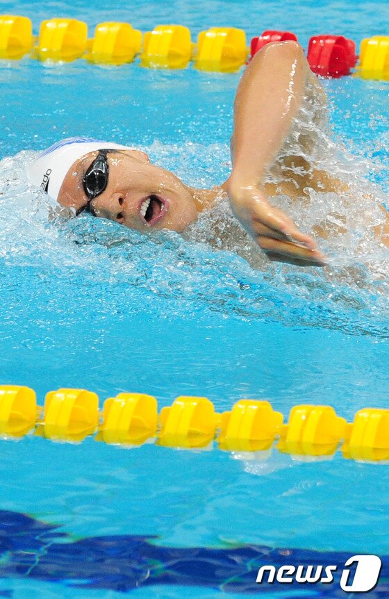 본문 이미지 - ‘마린보이’ 박태환 선수가 20일 오후 인천시 남구 문학박태환수영장에서 열린 제94회 전국체육대회 남자 일반부 계영 400m 결승 경기에서 금메달을 확정지은 뒤 기록을 확인하고 있다.이날 박태환은 자유형 400m에 이어 계영 400m에서 우승해 대회 2관왕을 차지했다. 박태환은 이번 경기 5관왕에 도전한다.2013.10.20/뉴스1 © News1 신창원 기자