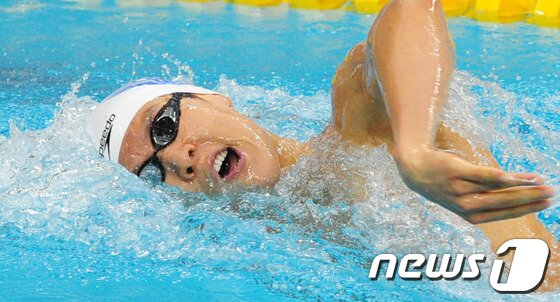 본문 이미지 - ‘마린보이’ 박태환 선수가 21일 오후 인천시 남구 문학박태환수영장에서 열린 제94회 전국체육대회 남자 일반부 자유형 200m 결승 경기에 임하고 있다.이날 박태환은 자유형 400m에 이어 계영 400m, 자유형 200m에서 금메달을 획득해 대회 3관왕을 차지했다. 박태환은 이번 대회 5관왕에 도전한다.2013.10.21/뉴스1 © News1 신창원 기자