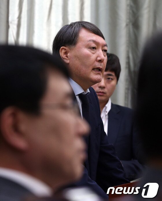 본문 이미지 - 윤석열 여주지청장이 21일 오후 서울 서초동 고등검찰청에서 열린 국회 법제사법위원회의 서울중앙지방검찰청과 수원지방검찰청 등 서울고등검찰청 산하 일선 검찰청에 대한 국정감사에서 의원들의 질의에 답변하고 있다. 왼쪽은 조영곤 서울중앙지검장. 이날 국감에서는 검찰의 국가정보원 댓글 사건 수사를 둘러싼 채동욱 전 검찰총장 사퇴, 윤석열 여주지청장의 특별수사팀 전격 배제 등 파문을 놓고 여야의 격렬한 공방이 예상된다. 2013.10.21/뉴스1