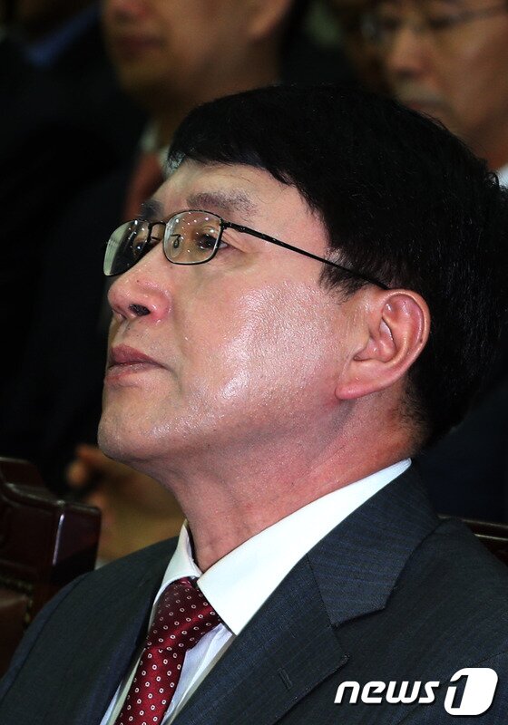 본문 이미지 - 조영곤 서울중앙지검장이 21일 오후 서울 서초동 고등검찰청에서 열린 국회 법제사법위원회의 서울중앙지방검찰청과 수원지방검찰청 등 서울고등검찰청 산하 일선 검찰청에 대한 국정감사에서 윤석열 여주지청장의 답변을 들으며 눈물을 흘리고 있다. 이날 국감에서는 검찰의 국가정보원 댓글 사건 수사를 둘러싼 채동욱 전 검찰총장 사퇴, 윤석열 여주지청장의 특별수사팀 전격 배제 등 파문을 놓고 여야의 격렬한 공방이 예상된다. 2013.10.21/뉴스1 © News1   허경 기자