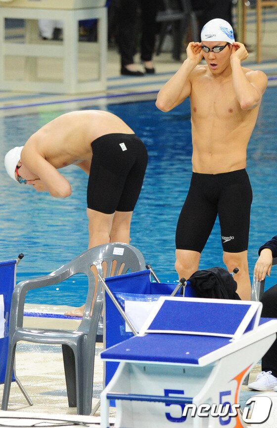 본문 이미지 - ‘마린보이’ 박태환 선수가 21일 오후 인천시 남구 문학박태환수영장에서 열린 제94회 전국체육대회 남자 일반부 자유형 200m 결승 경기 전 몸을 풀고 있다.이날 박태환은 자유형 400m에 이어 계영 400m, 자유형 200m에서 금메달을 획득해 대회 3관왕을 차지했다. 박태환은 이번 대회 5관왕에 도전한다.2013.10.21/뉴스1 © News1 신창원 기자