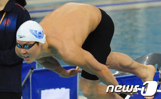 본문 이미지 - ‘마린보이’ 박태환 선수가 21일 오후 인천시 남구 문학박태환수영장에서 열린 제94회 전국체육대회 남자 일반부 자유형 200m 결승전에서 힘차게 출발하고 있다.이날 박태환은 자유형 400m에 이어 계영 400m, 자유형 200m에서 금메달을 획득해 대회 3관왕을 차지했다. 박태환은 이번 대회 5관왕에 도전한다.2013.10.21/뉴스1 © News1 신창원 기자