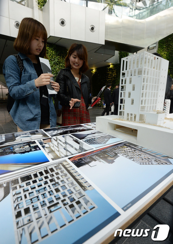 (서울=뉴스1) 양동욱 기자 = 21일 서울시청 신청사에서 열린 '2013 서울건축문화제'를 찾은 시민들이 다양한 작품을 관람하고 있다.올해 4회 째를 맞은 2013 서울건축문화제 …