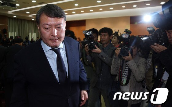 본문 이미지 - 윤석열 여주지청장이 21일 오후 서울 서초동 고등검찰청에서 열린 국회 법제사법위원회의 서울중앙지방검찰청과 수원지방검찰청 등 서울고등검찰청 산하 일선 검찰청에 대한 국정감사가 정회되자 국감장을 나서고 있다. 이날 국감에서는 검찰의 국가정보원 댓글 사건 수사를 둘러싼 채동욱 전 검찰총장 사퇴, 윤석열 여주지청장의 특별수사팀 전격 배제 등 파문을 놓고 여야의 격렬한 공방이 예상된다. 2013.10.21/뉴스1 © News1   허경 기자