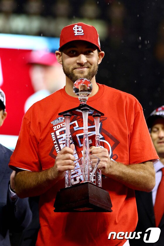 본문 이미지 - 세인트루이스의 투수 마이클 와카가 지난 19일&#40;한국시간&#41;  LA 다저스와의 챔피언십시리즈가 끝난뒤 MVP로 선정돼 트로피를 들어올리고 있다. © AFP=News1  