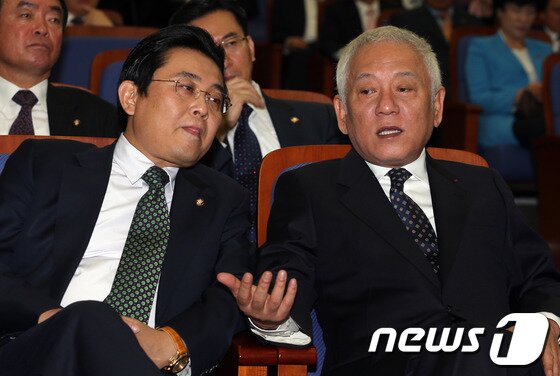 본문 이미지 - 김한길 민주당 대표와 전병헌 원내대표가 22일 오전 서울 여의도 국회에서 열린 긴급 의원총회에서 대화를 나누고 있다. 2013.10.22/뉴스1 © News1   허경 기자