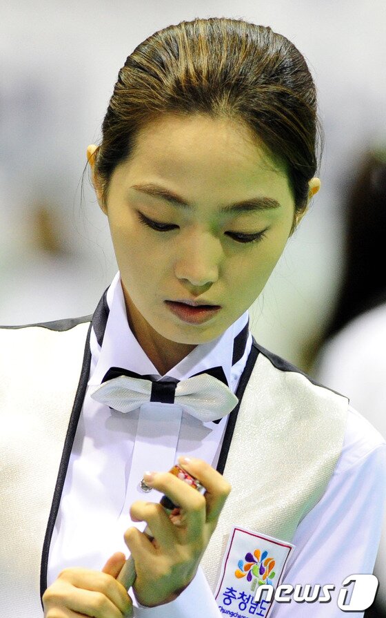 본문 이미지 - 당구 여신 차유람(26 충남) 선수가 22일 오전 인천시 서구 심곡동 인천인재개발원 체육관에서 열린 제94회 전국체육대회 여자 당구 포켓 9볼 경기에서 전지연(충북) 선수와 8강전을 앞두고 음악을 듣고 있다.2013.10.22/뉴스1 © News1   신창원 기자