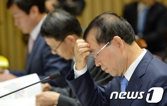 본문 이미지 - 22일 오전 서울시청에서 열린 국회 안전행정위원회 서울시 국정감사에서 박원순 서울시장이 질의를 들으며 생각에 잠겨 있다. 2013.10.22/뉴스1 © News1 손형주 기자