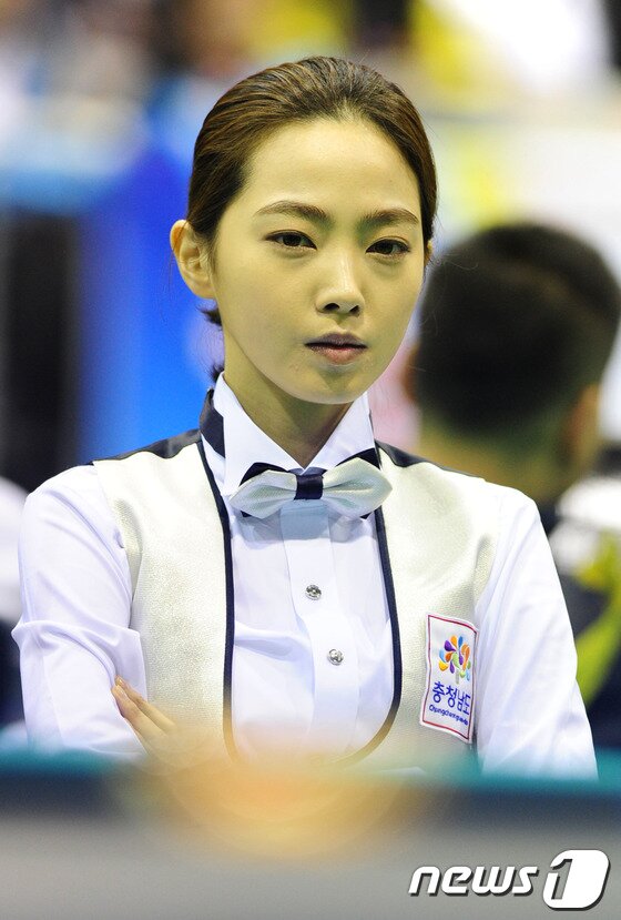 본문 이미지 - 당구 여신 차유람(26 충남) 선수가 22일 오전 인천시 서구 심곡동 인천인재개발원 체육관에서 열린 제94회 전국체육대회 여자 당구 포켓 9볼 경기에서 전지연(충북) 선수와 8강전을 치르고 있다.이 경기에서 차유람은 9대2로 승리해 준결승에 진출했다.2013.10.22/뉴스1 © News1   신창원 기자