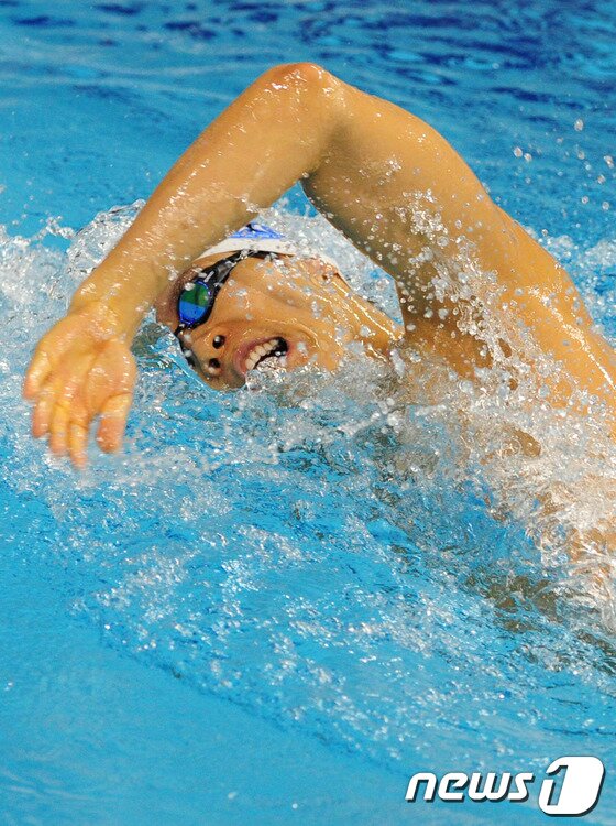 본문 이미지 - ‘마린보이’ 박태환 선수가 22일 오후 인천시 남구 문학박태환수영장에서 열린 제94회 전국체육대회 남자 일반부 계영 800m 결승 경기에 앞서 몸을 풀고 있다.박태환은 자유형 400m에 이어 계영 400m, 자유형 200m, 계영 800m에서 금메달을 획득해 대회 4관왕을 차지했다. 박태환은 24일 혼계영 400m에 출전해 이 대회 5관왕에 도전한다.2013.10.22/뉴스1 © News1   신창원 기자