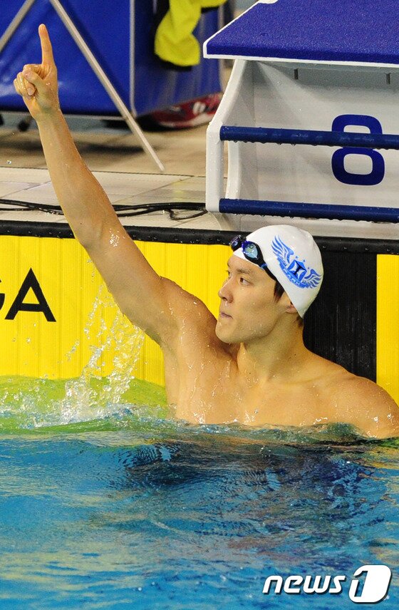 본문 이미지 - ‘마린보이’ 박태환 선수가 22일 오후 인천시 남구 문학박태환수영장에서 열린 제94회 전국체육대회 남자 일반부 계영 800m 결승 경기에 임하고 있다. 박태환은 자유형 400m에 이어 계영 400m, 자유형 200m, 계영 800에서 금메달을 획득해 대회 4관왕을 차지했다. 박태환은 24일 혼계영 400m에 출전해 이 대회 5관왕에 도전한다.2013.10.22/뉴스1 © News1   신창원 기자