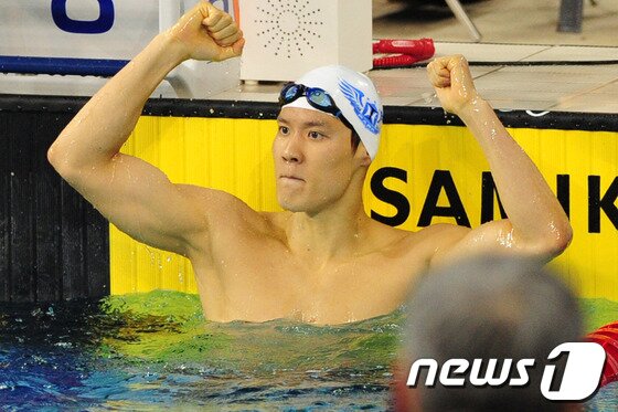 본문 이미지 - ‘마린보이’ 박태환 선수가 22일 오후 인천시 남구 문학박태환수영장에서 열린 제94회 전국체육대회 남자 일반부 계영 800m 결승 경기에서 우승한 뒤 기뻐하고 있다. 박태환은 자유형 400m에 이어 계영 400m, 자유형 200m, 계영 800m에서 금메달을 획득해 대회 4관왕을 차지했다. 박태환은 24일 혼계영 400m에 출전해 이 대회 5관왕에 도전한다.2013.10.22/뉴스1 © News1   신창원 기자