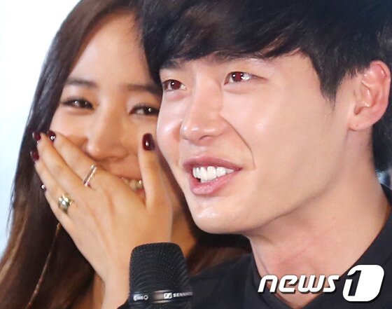 본문 이미지 - 배우 이종석과 그룹 소녀시대 유리가 22일 오후 서울 왕십리CGV에서 열린 영화 '노브레싱' 언론시사 및 간담회에 참석하고 있다.  2013.10.22 스타뉴스/뉴스1 © News1   (서울=뉴스1)