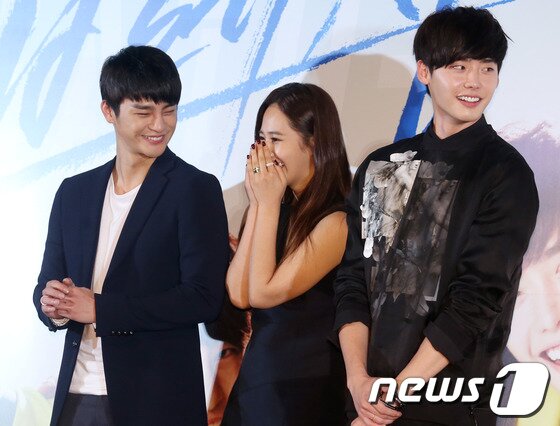 본문 이미지 - 배우 이종석, 서인국, 그룹 소녀시대 유리가 22일 오후 서울 왕십리CGV에서 열린 영화 '노브레싱' 언론시사 및 간담회에 참석하고 있다. 2013.10.22 스타뉴스/뉴스1 © News1   (서울=뉴스1)