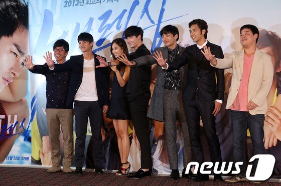 본문 이미지 - 22일 오후 서울 왕십리CGV에서 열린 영화 '노브레싱' 언론시사 및 간담회에 참석한 감독 및 배우들이 포즈를 취하고 있다. 2013.10.22 스타뉴스/뉴스1 © News1   (서울=뉴스1)