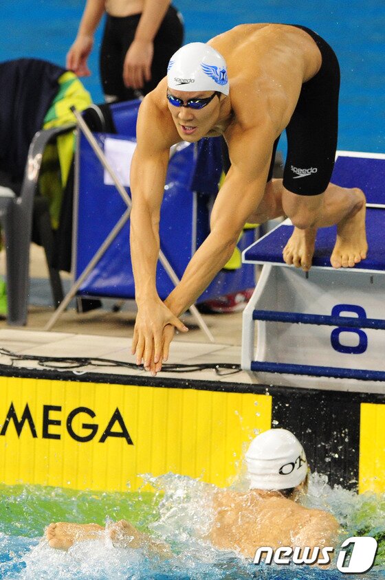 본문 이미지 - ‘마린보이’ 박태환 선수가 22일 오후 인천시 남구 문학박태환수영장에서 열린 제94회 전국체육대회 남자 일반부 계영 800m 결승 경기에서 역영하고 있다.. 박태환은 자유형 400m에 이어 계영 400m, 자유형 200m, 계영 800m에서 금메달을 획득해 대회 4관왕을 차지했다. 박태환은 24일 혼계영 400m에 출전해 이 대회 5관왕에 도전한다.2013.10.22/뉴스1 © News1   신창원 기자