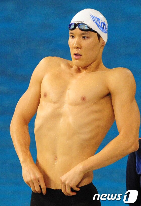 본문 이미지 - ‘마린보이’ 박태환 선수가 22일 오후 인천시 남구 문학박태환수영장에서 열린 제94회 전국체육대회 남자 일반부 계영 800m 결승 경기에서 승리 후 동료들과 즐거워하고 있다.박태환은 자유형 400m에 이어 계영 400m, 자유형 200m, 계영 800에서 금메달을 획득해 대회 4관왕을 차지했다. 박태환은 24일 혼계영 400m에 출전해 이 대회 5관왕에 도전한다.2013.10.22/뉴스1 © News1   신창원 기자