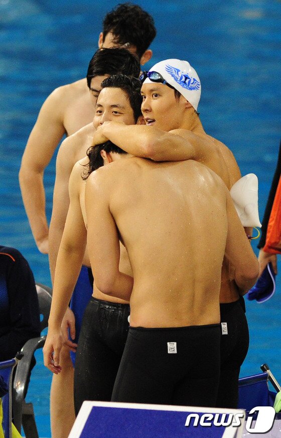 본문 이미지 - ‘마린보이’ 박태환 선수가 22일 오후 인천시 남구 문학박태환수영장에서 열린 제94회 전국체육대회 남자 일반부 계영 800m 결승 경기에서 승리 후 시상대에서 기념촬영을 하고 있다. 박태환은 자유형 400m에 이어 계영 400m, 자유형 200m, 계영 800에서 금메달을 획득해 대회 4관왕을 차지했다. 박태환은 24일 혼계영 400m에 출전해 이 대회 5관왕에 도전한다.2013.10.22/뉴스1 © News1   신창원 기자