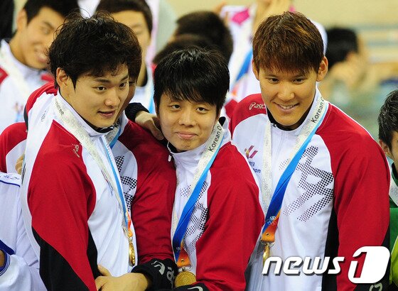 본문 이미지 - ‘마린보이’ 박태환 선수가 22일 오후 인천시 남구 문학박태환수영장에서 열린 제94회 전국체육대회 남자 일반부 계영 800m 결승 경기에서 승리 후 인터뷰를 하고 있다. 박태환은 자유형 400m에 이어 계영 400m, 자유형 200m, 계영 800에서 금메달을 획득해 대회 4관왕을 차지했다. 박태환은 24일 혼계영 400m에 출전해 이 대회 5관왕에 도전한다.2013.10.22/뉴스1 © News1   신창원 기자