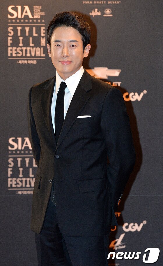 본문 이미지 - 배우 이기우가 22일 오후 서울 강남구 CGV청담시네시티에서 열린 제1회 SIA스타일 필름 영화제 레드카펫행사에 참석해 포즈를 취하고 있다.'2013 스타일 아이콘 어워즈(SIA)'의 일환으로 열린 제1회 SIA 스타일 필름 영화제는 고정관념을 깬 역발상을 통해 세계의 문화 트랜드를 바꾼 '세기의 아이콘'을 주제로 한 영화제다. 2013.10.22/뉴스1 © News1   박세연 기자