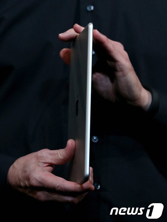 본문 이미지 - 22일(현지시간) 애플이 공개한 신형 아이패드 '아이패드 에어'의 옆모습. 기존 버전인 아이패드 4세대보다 20%(1.9㎜) 얇아졌으며 무게도 198g(30%) 가벼워졌다.© AFP=News1  