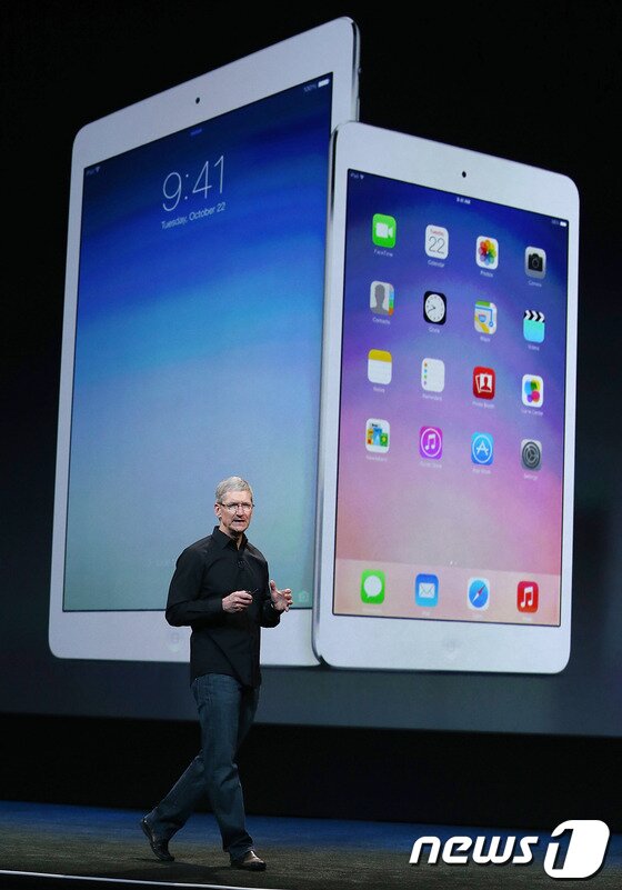 본문 이미지 - 팀 쿡 애플 최고경영자(CEO)가 22일(현지시간) 샌프란시스코에서 열린 신제품 공개행사에서 차세대 아이패드인 '아이패드 에어'와 아이패드 미니 2세대를 선보이고 있다© News1   이준규 기자
