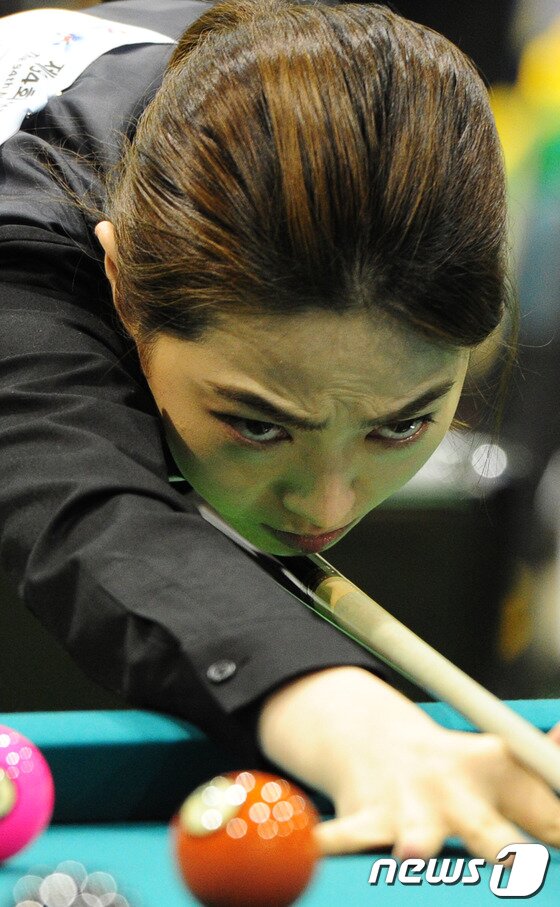 본문 이미지 - '당구여신' 차유람(26 충남) 선수가 23일 오전 인천시 서구 심곡동 인천인재개발원 체육관에서 열린 제94회 전국체육대회 여자 당구 포켓 10볼 예선 경기에서 최은진(대구)을 상대로 경기를 펼치고 있다.2013.10.23/뉴스1 © News1 신창원 기자