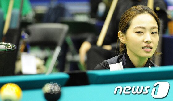 본문 이미지 - '당구여신' 차유람(26 충남) 선수가 23일 오전 인천시 서구 심곡동 인천인재개발원 체육관에서 열린 제94회 전국체육대회 여자 당구 포켓 10볼 예선 경기에서 최은진(대구)과 경기를 하고 있다.2013.10.23/뉴스1 © News1 신창원 기자