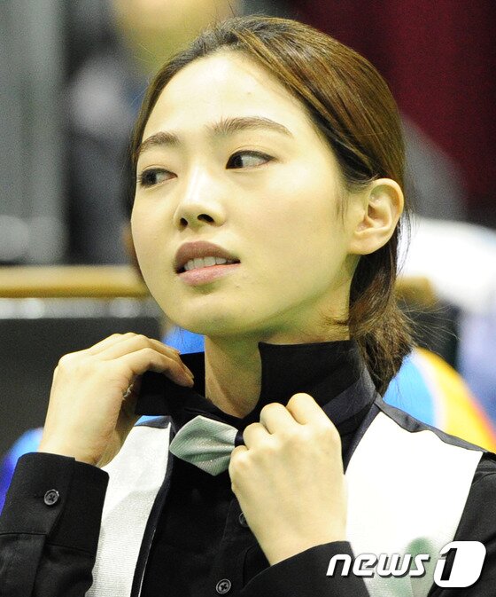 본문 이미지 - '당구여신' 차유람(26 충남) 선수가 23일 오전 인천시 서구 심곡동 인천인재개발원 체육관에서 열린 제94회 전국체육대회 여자 당구 포켓 10볼 예선 경기에서 최은진(대구)과 경기에서 보타이를 고쳐매고 있다.2013.10.23/뉴스1 © News1 신창원 기자