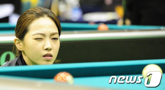 본문 이미지 - '당구여신' 차유람(26 충남) 선수가 23일 오전 인천시 서구 심곡동 인천인재개발원 체육관에서 열린 제94회 전국체육대회 여자 당구 포켓 10볼 예선 경기에서 최은진(대구)과 경기를 하고 있다..2013.10.23/뉴스1 © News1 신창원 기자