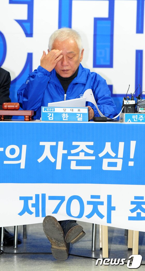 본문 이미지 - 민주당 김한길 대표가 23일 10.30 포항남.울릉 재선거에 출마한 허대만 후보 선거사무소에서 최고위원 회의에 참석해 생각에 잠겨 있다. 김 대표의 바닥이 다 닳은 구두가 카메라에 잡혔다./2013.10.23/뉴스1 © News1 최창호 기자