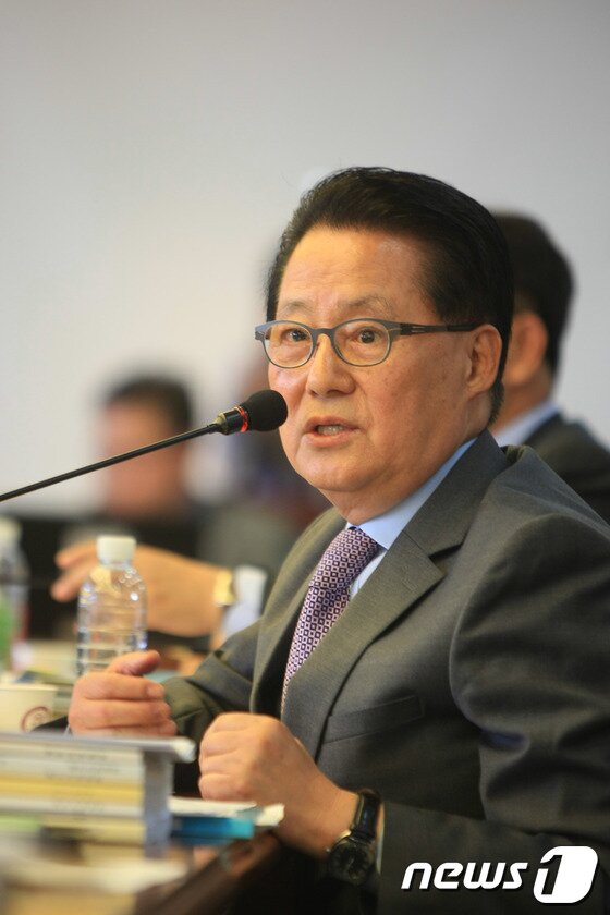 본문 이미지 - 23일 광주고등법원에서 열린 국회 법제사법위원회의 광주고등법원 등에 대한 국정감사에서 민주당 박지원 의원이 질의하고 있다.2013.10.23/뉴스1 © News1 김태성 기자