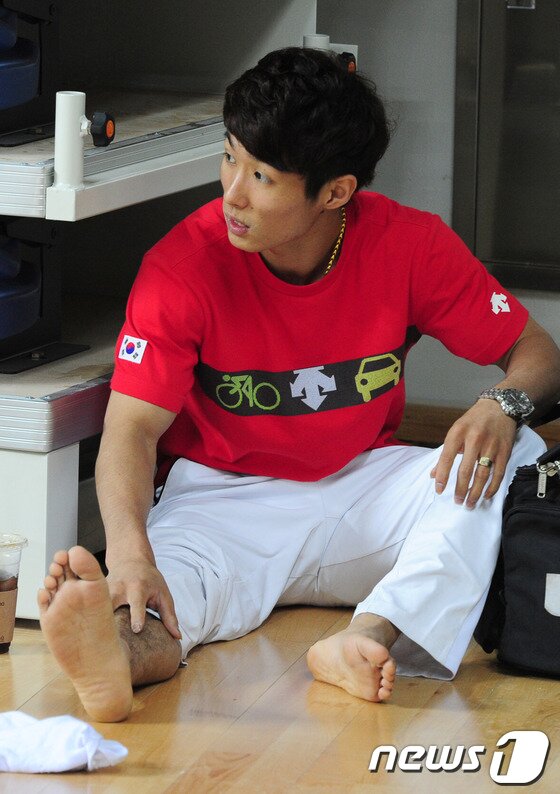 본문 이미지 - ‘도마의 신’ 양학선 선수가 23일 오후 인천시 남동구 수산동 남동체육관에서 열린 제94회 전국체육대회 남자 개인전 결승에 출전하기에 앞서 부상당했던 발목을 확인하고 있다.2013.10.23/뉴스1 © News1 신창원 기자