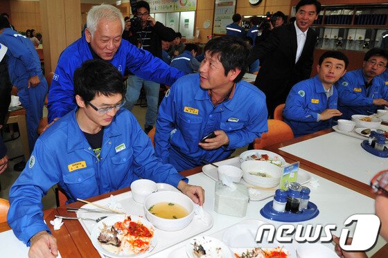 본문 이미지 - 민주당 김한길 대표가 23일 10.30 포항남.울릉 재선거에 출마한 허대만 후보를 지원하기 위해 포항을 찾아 포스코 동촌식당에서 점심식사 중인 직원들과 대화하고 있다./2013.10.23/뉴스1 © News1 최창호 기자