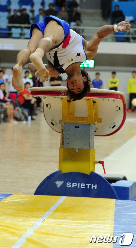 본문 이미지 - ‘도마의 신’ 양학선 선수가 23일 오후 인천시 남동구 수산동 남동체육관에서 열린 제94회 전국체육대회 남자 개인전 도마 결승에서 멋진 연기를 펼치고 있다.2013.10.23/뉴스1 © News1 신창원 기자