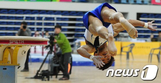 본문 이미지 - ‘도마의 신’ 양학선 선수가 23일 오후 인천시 남동구 수산동 남동체육관에서 열린 제94회 전국체육대회 남자 개인전 도마경기에서 우승했다. 양학선 선수가 시상식에서 메달리스트들과 기념촬영을 하고 있다.2013.10.23/뉴스1 © News1 신창원 기자