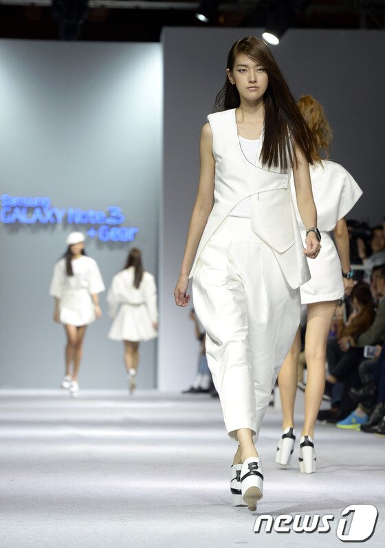 본문 이미지 - 23일 오후 서울 여의도 IFC몰에서 열린 2014 S/S 서울패션위크 삼성전자 '패션 웨어러블 디바이스 친절한 노트3 + 기어 패션쇼'에서 모델들이 갤럭시 기어를 착용한 채 워킹을 하고 있다. 2013.10.23/뉴스1 © News1   안은나 기자