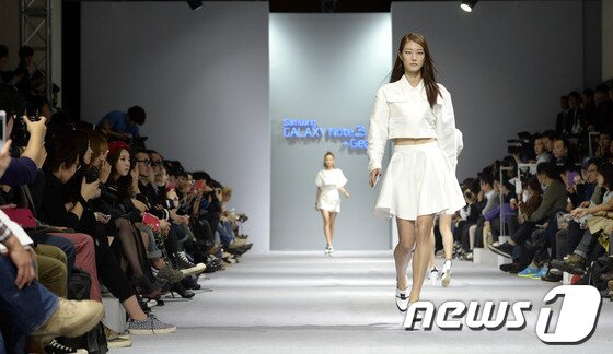 본문 이미지 - 23일 오후 서울 여의도 IFC몰에서 열린 2014 S/S 서울패션위크 삼성전자 '패션 웨어러블 디바이스 친절한 노트3 + 기어 패션쇼'에서 모델들이 제품을 들고 워킹을 하고 있다. 2013.10.23/뉴스1 © News1   안은나 기자