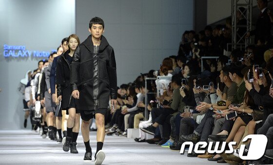 본문 이미지 - 23일 오후 서울 여의도 IFC몰에서 열린 2014 S/S 서울패션위크 삼성전자 '패션 웨어러블 디바이스 친절한 노트3 + 기어 패션쇼'에서 모델들이 제품을 든 채 워킹을 하고 있다. 2013.10.23/뉴스1 © News1   안은나 기자
