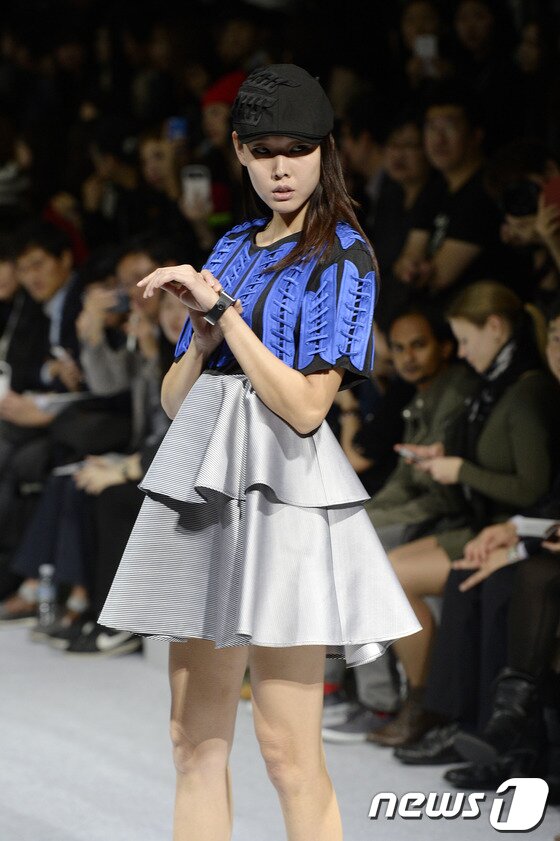 본문 이미지 - 23일 오후 서울 여의도 IFC몰에서 열린 2014 S/S 서울패션위크 삼성전자 '패션 웨어러블 디바이스 친절한 노트3 + 기어 패션쇼'에서 모델 한혜진이 갤럭시 기어를 착용한 채 워킹을 하고 있다. 2013.10.23/뉴스1 © News1   안은나 기자