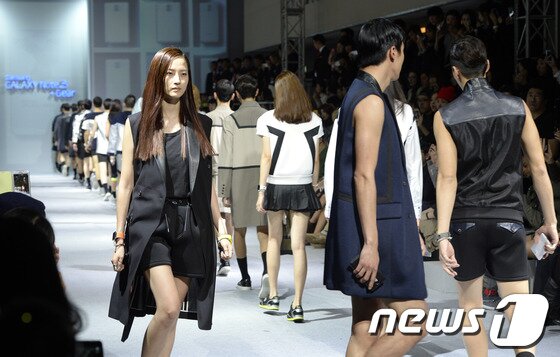 본문 이미지 - 23일 오후 서울 여의도 IFC몰에서 열린 2014 S/S 서울패션위크 삼성전자 '패션 웨어러블 디바이스 친절한 노트3 + 기어 패션쇼'에서 모델 혜박이 갤럭시 기어를 착용한 채 워킹을 하고 있다. 2013.10.23/뉴스1 © News1   안은나 기자