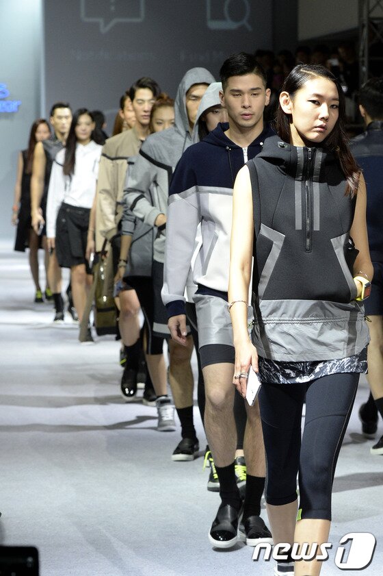 본문 이미지 - 23일 오후 서울 여의도 IFC몰에서 열린 2014 S/S 서울패션위크 삼성전자 '패션 웨어러블 디바이스 친절한 노트3 + 기어 패션쇼'에서 모델들이 제품을 착용한 채 워킹을 하고 있다. 2013.10.23/뉴스1 © News1   안은나 기자
