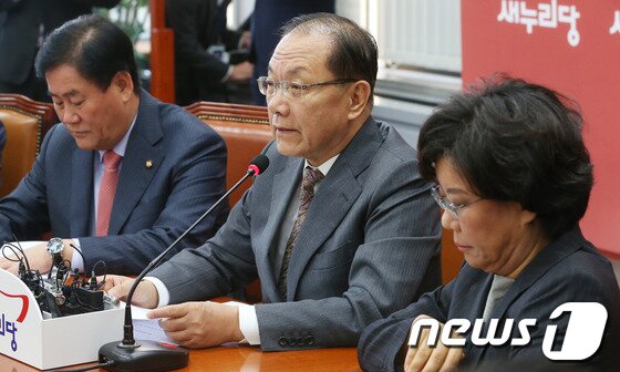 본문 이미지 - 황우여 새누리당 대표가 24일 서울 여의도 국회에서 열린 최고위원회의에서 모두발언을 하고 있다. 황 대표는 이날 회의에서 민주당 대선후보였던 문재인 의원이 &#39;대선불공정 성명&#39;을 낸 것과 관련, 