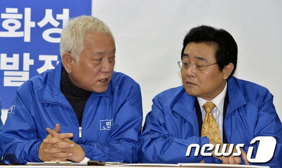 본문 이미지 - 민주당 김한길 대표와 전병헌 원내대표가 24일 오전 화성시 봉담읍 오일용 후보 선거사무실에서 열린 고위정책회의에 참석해 이야기을 나누고 있다.2013.10.24/뉴스1 © News1 최영호 기자