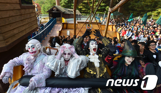 (서울=뉴스1) = 할로윈데이를 앞둔 24일 경기도 용인시 에버랜드에서 처녀귀신, 구미호, 드라큘라 등의 분장을 한 귀신들이 담력훈련을 하기 위해 놀이기구를 타고 있다.오는 31일 …