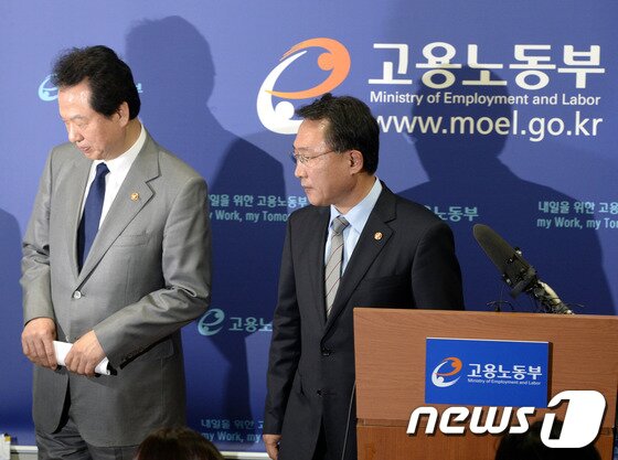 본문 이미지 - 방하남 고용노동부 장관(오른쪽)과 서남수 교육부 장관이 24일 오후 정부과천청사 노동부 청사에서 전국교직원노동조합(전교조) 노조설립 승인 취소 통보에 대한 브리핑 후 퇴장하고 있다. 정부는 전교조가 '해직자의 조합원 자격 인정' 내용을 담은 규약을 개정하라는 고용노동부의 명령을 이행하지 않음에 따라 '교원의 노동조합 설립 및 운영 등에 관한 법률'(교원노조법)을 적용해 노조가 아님을 통보했다고 이날 밝혔다. 2013.10.24/뉴스1