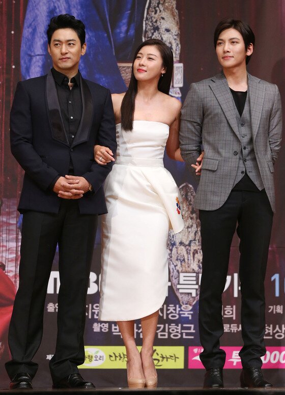 본문 이미지 - 배우 주진모, 하지원, 지창욱&#40;왼쪽부터&#41;이 24일 오후 용산구 한남동 그랜드하얏트서울에서 열린 MBC 월화드라마 &#39;기황후&#39; 제작발표회에서 포토타임을 갖고 있다. 2013.10.24 뉴스1  © News1   &#40;서울=뉴스1&#41;